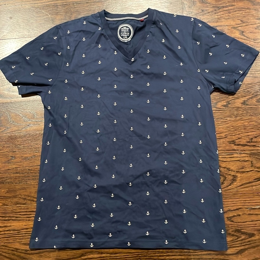 ♡ denim and flower, V-neck size large 100% cotton